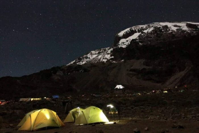 Camper au pied du kilimandjaro