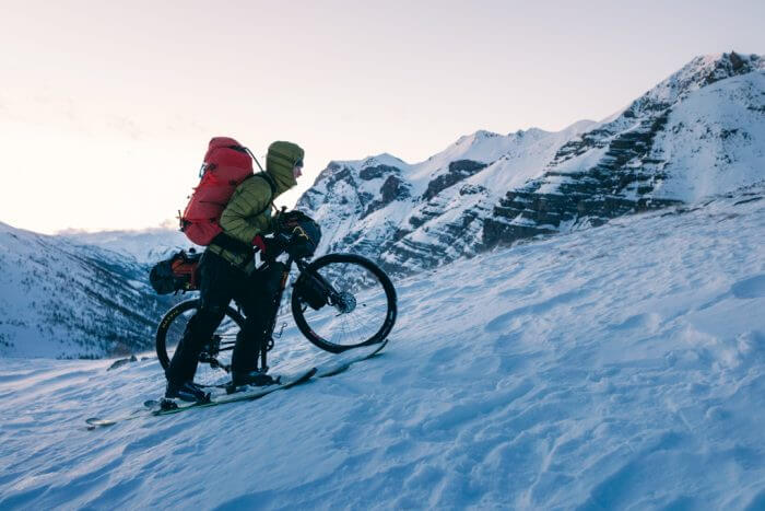 Ski de randonnée et vélo en montagne