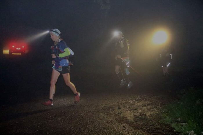 Les coureurs de l'ultra trail s'engouffrent dans la nuit à la lueur de leurs frontales