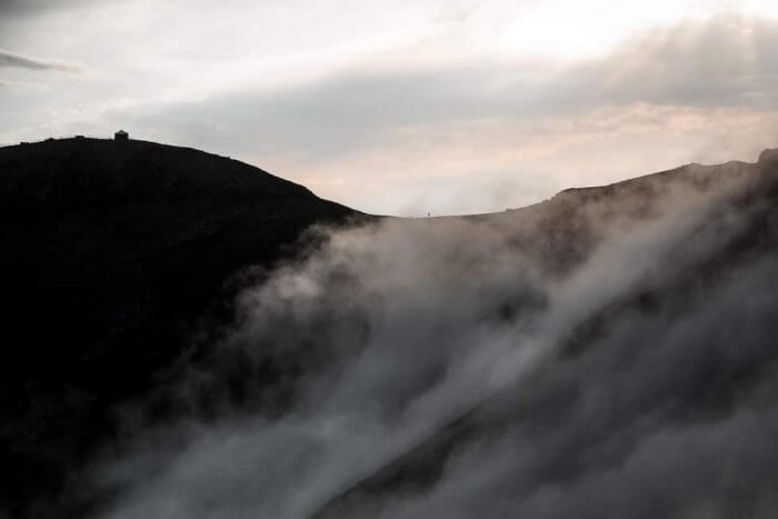 le soleil se lève pour réchauffer les coureurs de l'ultra trail, le plomb du Cantal apparait