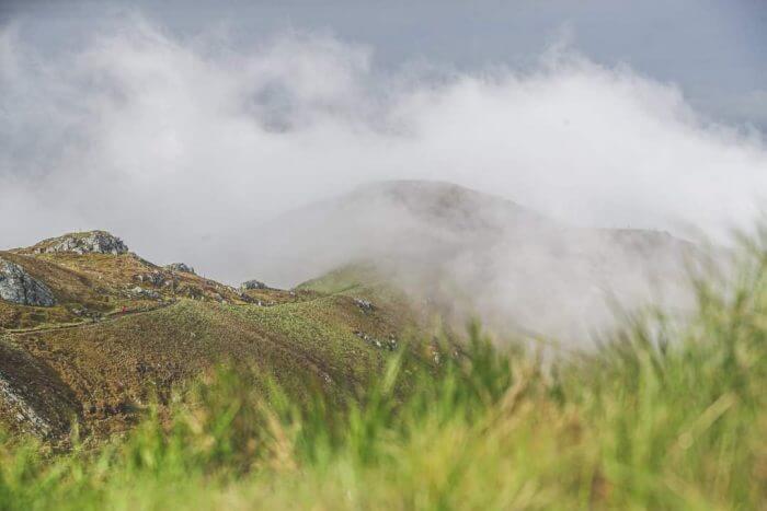 Les nuages enrobent la montagne, la ligne d'arrivée de l'ultra trail se rapproche