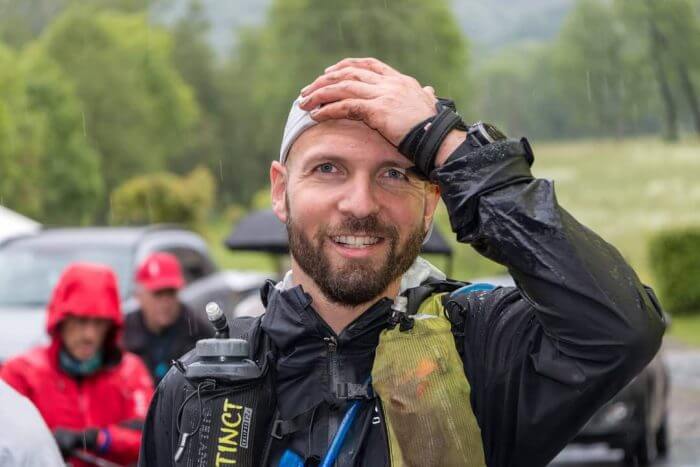 Antoine sur la ligne d'arrivée à Aurillac, sous la pluie mais heureux de boucler cet ultra trail