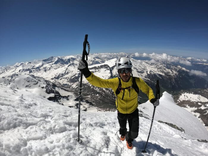 Yoan gravit une montagne enneigée