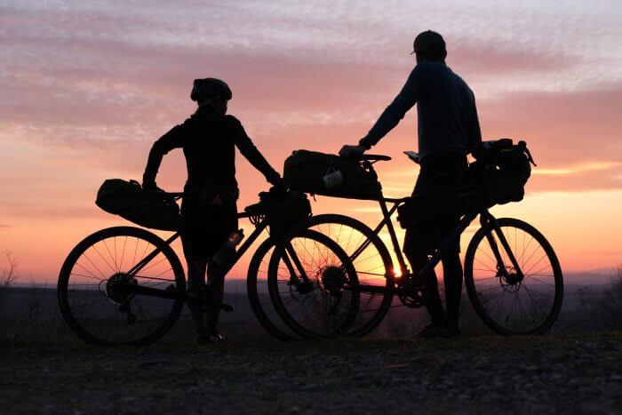 Cyclotouristes en randonnée