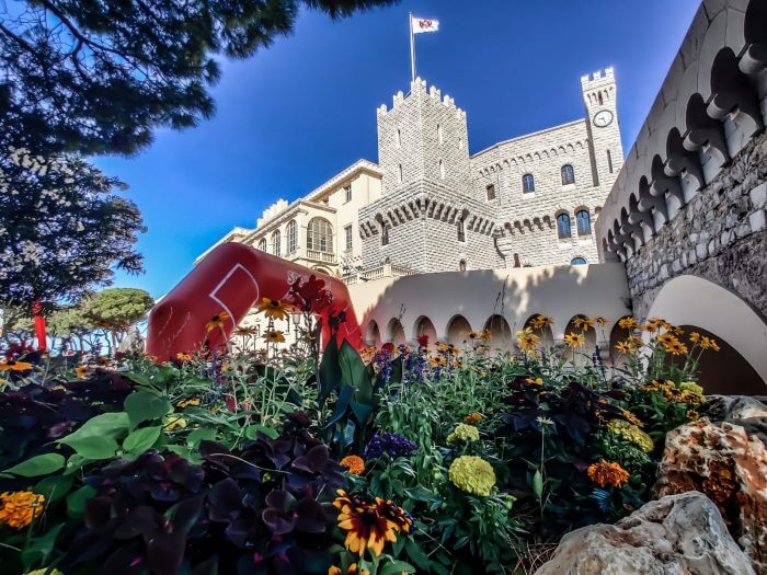 Arche de départ devant le palais princier de Monaco