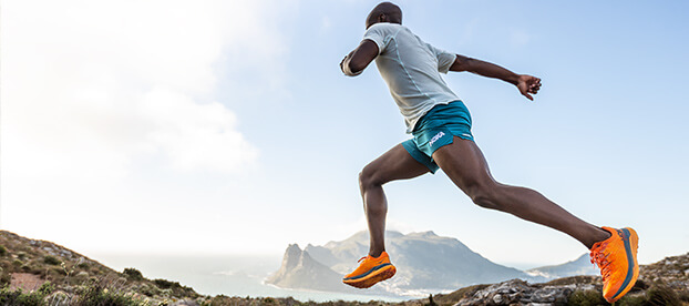 Course avec des chaussures de trail