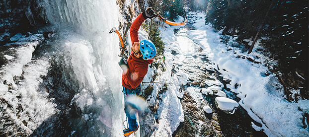 Cascade de glace avec des piolets