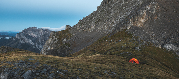 Paysage montagne et tente orange