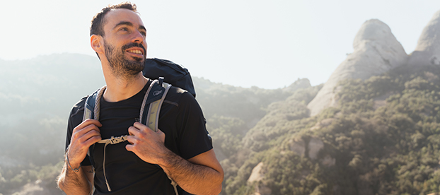 homme souriant avec le sac à dos airzone trail 30